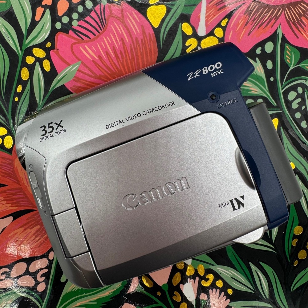Canon ZR800 MiniDV Digital Video Camcorder Silver 35x Optical Zoom Bundle Case